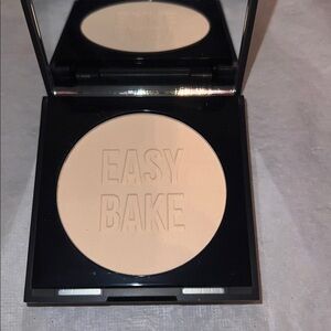 Huda Beauty Easy Bake and Snatch Setting Powder Pound Cake